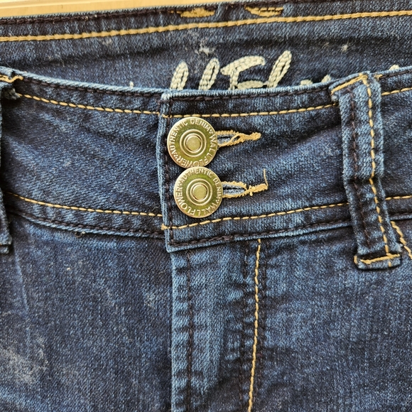 NWOT Wallflower Dark Wash Boot Cut Stretch Distressed Jeans - Size 7 - Picture 4 of 12